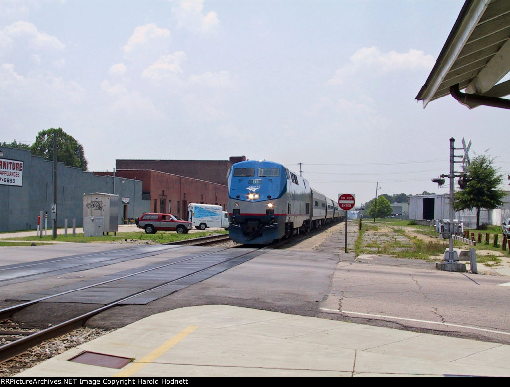 AMTK 131 leads a northbound train into the station